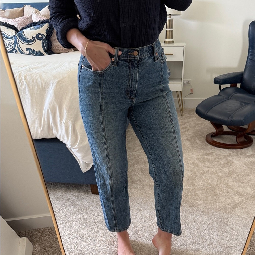 Universal Thread Women's vintage straight leg medium wash Blue Jeans